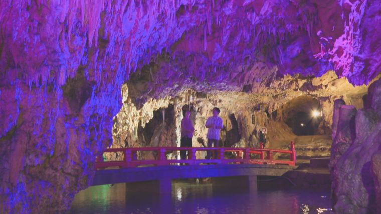 【岡山】全長 450 メートルの幻想的な鍾乳洞。約 15 度の気温で夏でもひんやりな涼スポット！