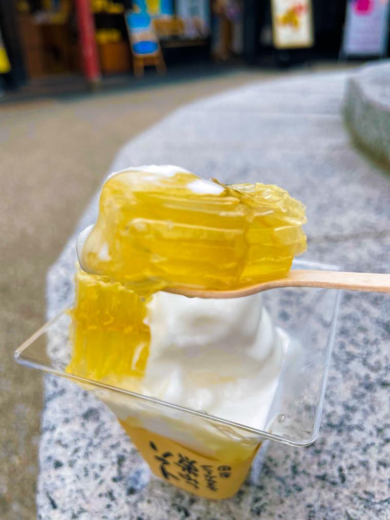 【島根】出雲大社近くで食べ歩き！1 日 30 食限定の蜂蜜を贅沢に味わうソフトクリーム！