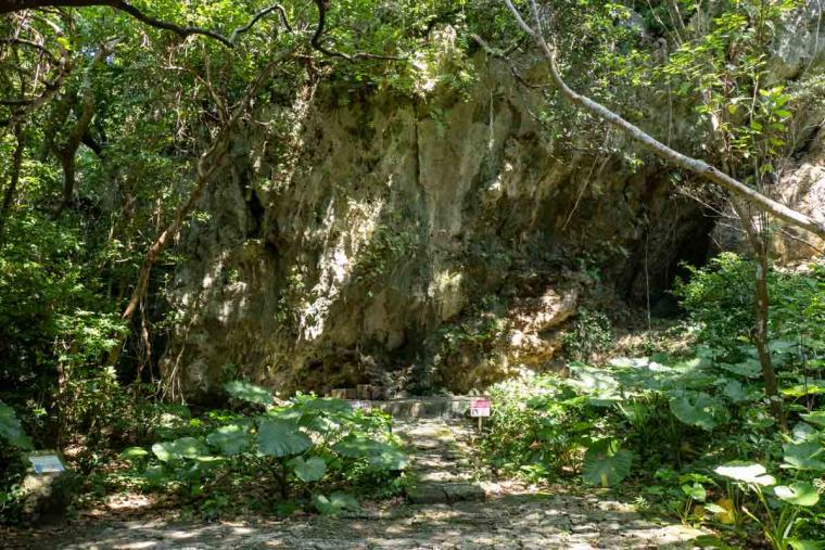 沖縄を代表する聖地「斎場御嶽（せーふぁうたき）」とは？ツアーで知る歴史と文化（南城市）