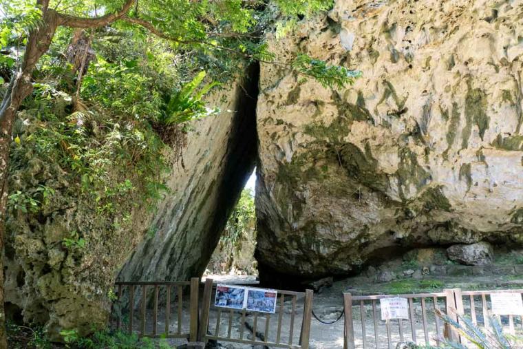 沖縄を代表する聖地「斎場御嶽（せーふぁうたき）」とは？ツアーで知る歴史と文化（南城市）