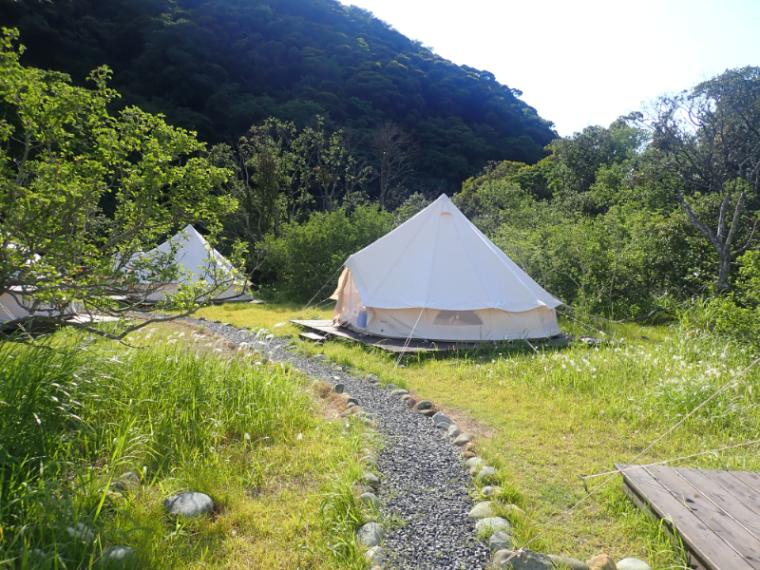 【静岡県西伊豆町・シーサイドベース安良里】漁港の手ぶらキャンプ場 テントも BBQ も持ち物ナシ!