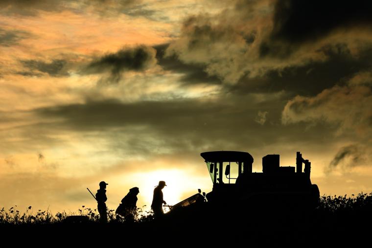 作業するトラクター