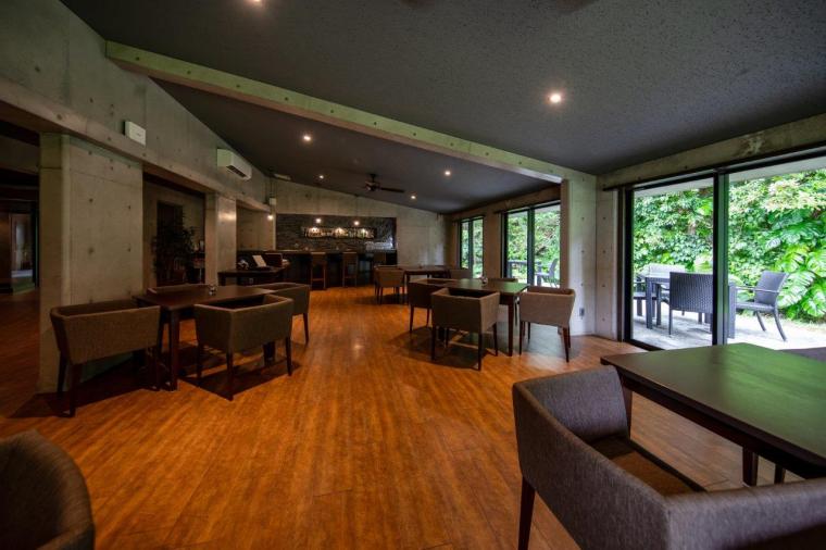 沖縄の奥深くへ。森に溶け込む隠れ家「MAGACHABARU OKINAWA」