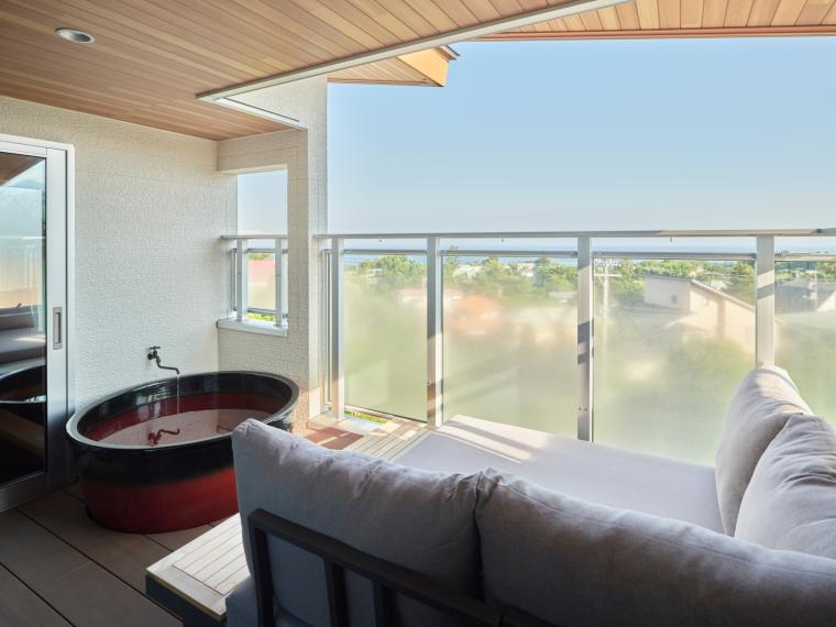 源泉掛け流し露天風呂付き客室の露天風呂スペース