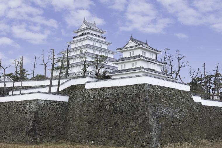 復元された「西の櫓」と「巽の櫓」「丑寅の櫓」