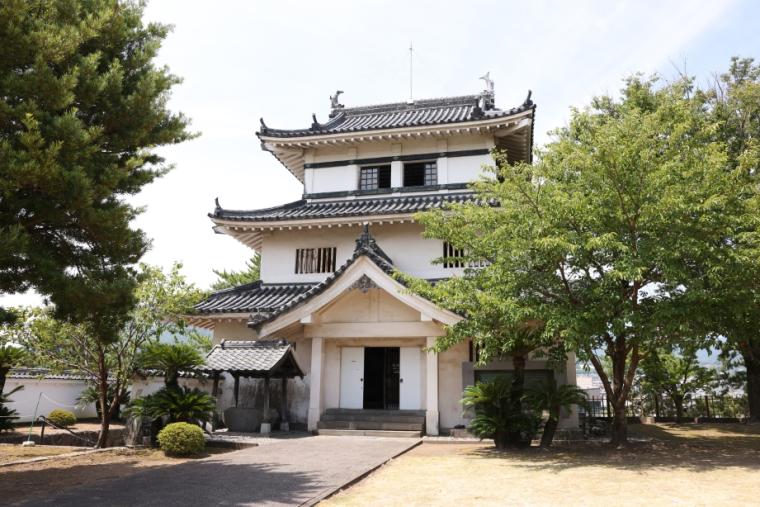 復元された「西の櫓」と「巽の櫓」「丑寅の櫓」