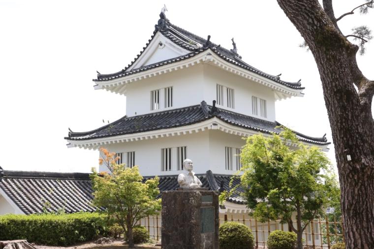 復元された「西の櫓」と「巽の櫓」「丑寅の櫓」