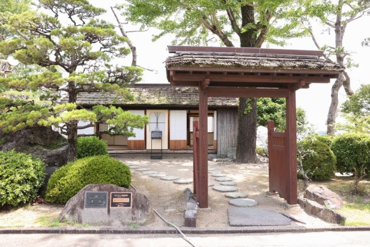 復元された「西の櫓」と「巽の櫓」「丑寅の櫓」