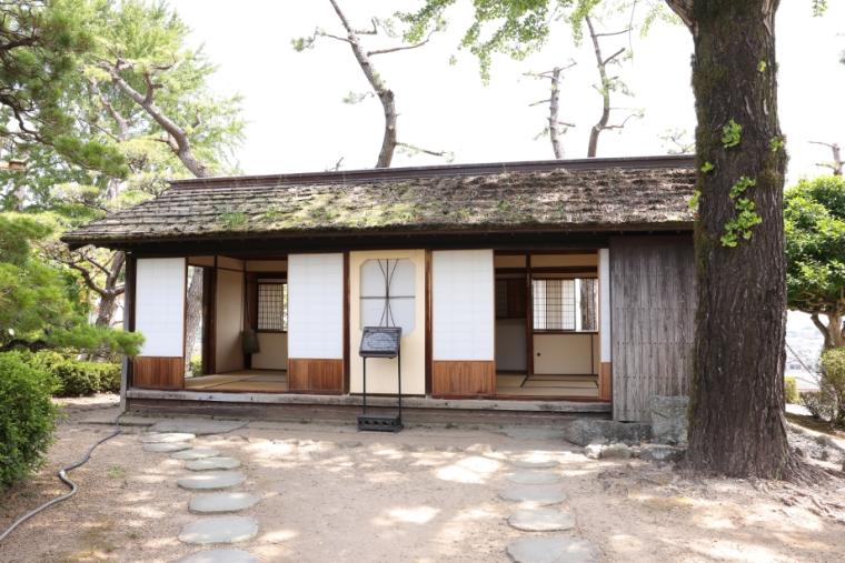 復元された「西の櫓」と「巽の櫓」「丑寅の櫓」