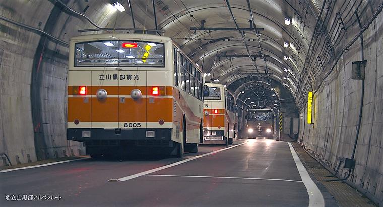 【立山黒部アルペンルート】紅葉見ごろガイドーー今秋「立山トンネルトロリーバス」「遊覧船ガルベ」いよいよ見納め！北アルプス高低差2000mの旅