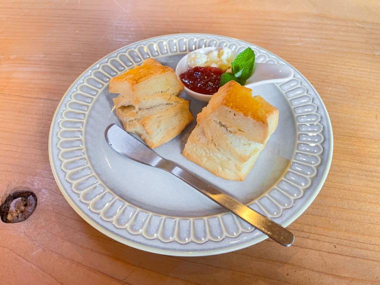 【週末限定営業】汽車の見える山あいのカフェ。優しい味わいのスコーンや自家製しそジュースが絶品｜島根県雲南市