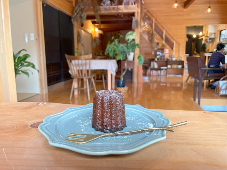 【週末限定営業】汽車の見える山あいのカフェ。優しい味わいのスコーンや自家製しそジュースが絶品｜島根県雲南市