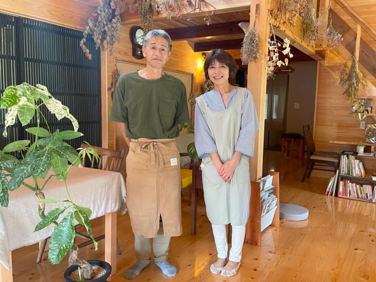 【週末限定営業】汽車の見える山あいのカフェ。優しい味わいのスコーンや自家製しそジュースが絶品｜島根県雲南市