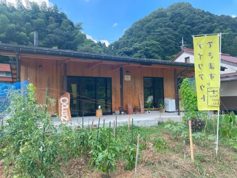 【週末限定営業】汽車の見える山あいのカフェ。優しい味わいのスコーンや自家製しそジュースが絶品｜島根県雲南市