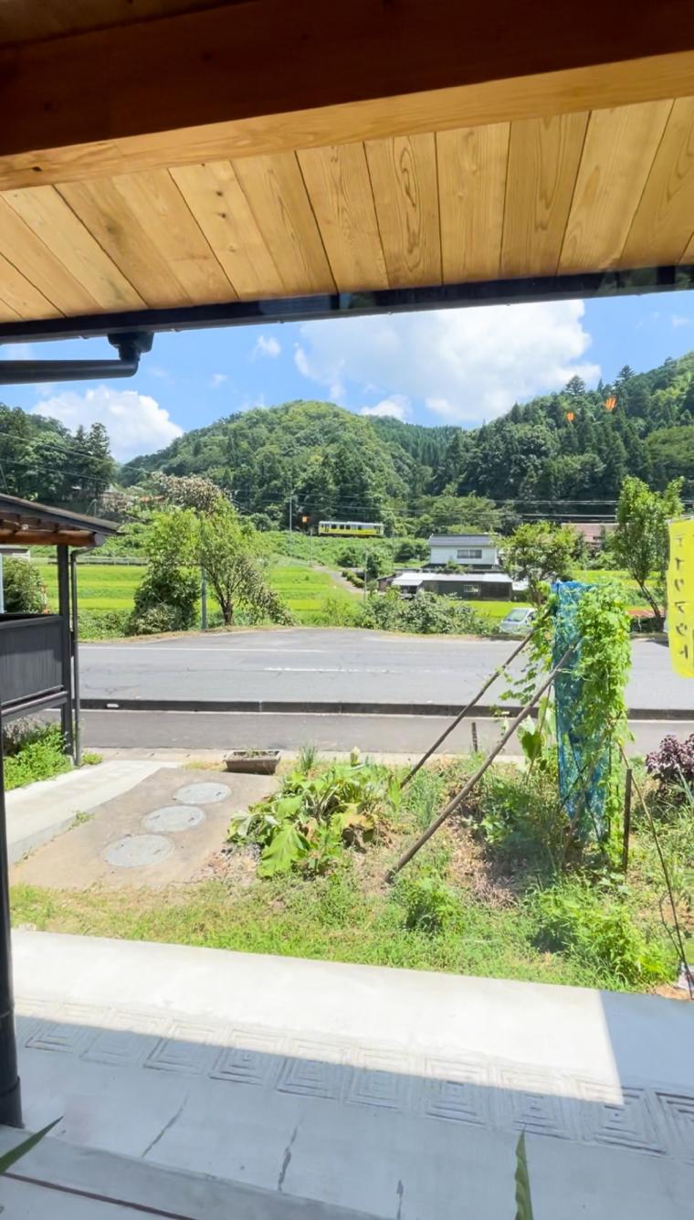 【週末限定営業】汽車の見える山あいのカフェ。優しい味わいのスコーンや自家製しそジュースが絶品｜島根県雲南市