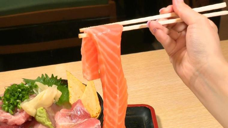 静岡県焼津市・焼津さかなセンター】丼からベロン! 豪快海鮮丼とびっくり「燃えるプリン」おすすめ写真映えグルメ