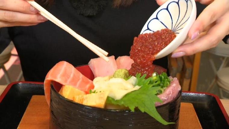 静岡県焼津市・焼津さかなセンター】丼からベロン! 豪快海鮮丼とびっくり「燃えるプリン」おすすめ写真映えグルメ