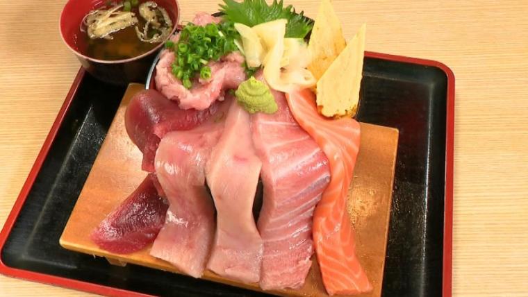 静岡県焼津市・焼津さかなセンター】丼からベロン! 豪快海鮮丼とびっくり「燃えるプリン」おすすめ写真映えグルメ