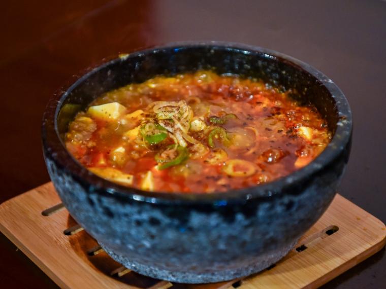 【台湾出身編集者 kuma の金沢散歩】遂に本物の辛さと出会えた！冷える季節には熱々の中華一択！｜創作中華『寿輝』