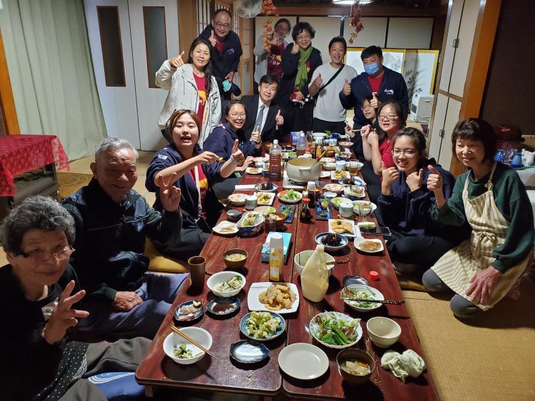 台湾の学生を南三陸町内の民家で受け入れる民泊交流の様子