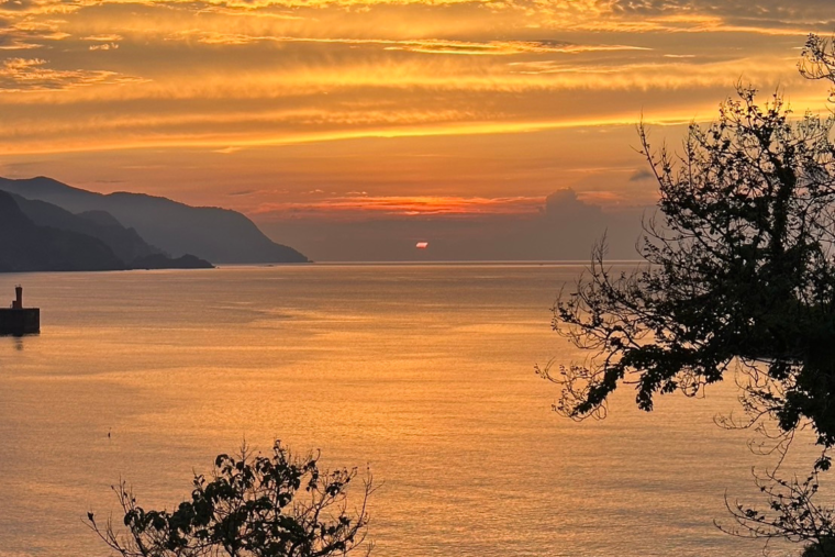 「slow glamping 風と海と」香美町の夕景