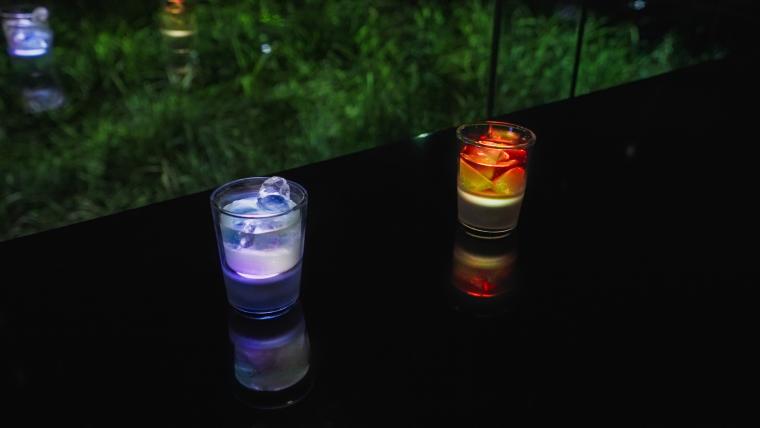 チームラボ「共鳴する茶 - 動的平衡色」