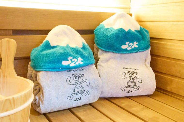 オリジナルのサウナハットとサウナポンチョ