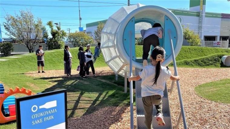 “一升瓶”でこんなにはしゃげる！老舗酒蔵×子どもの遊び場がすごかった！唯一無二の新スポット【渕上パパが行く、公園ブラボー＃20】