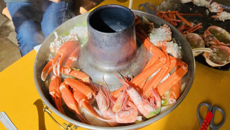 水揚げ直後のカニ 60 分食べ放題！国内外から観光客が殺到する漁港そば【新湊かに小屋】