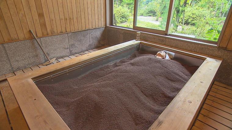 山奥にある温泉施設で体験できるサンドバス。全身粒々に埋まってデトックス！｜島根県奥出雲町