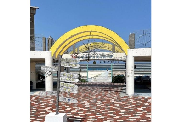 【沖縄】海の上を飛ぶ気分に！？ ”あざまサンサンビーチ”に海辺のブランコが登場！（南城市）