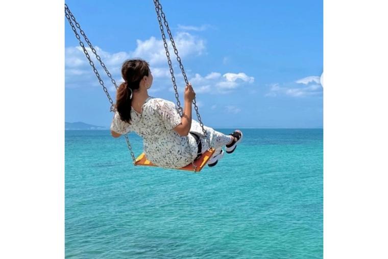 【沖縄】海の上を飛ぶ気分に！？ ”あざまサンサンビーチ”に海辺のブランコが登場！（南城市）