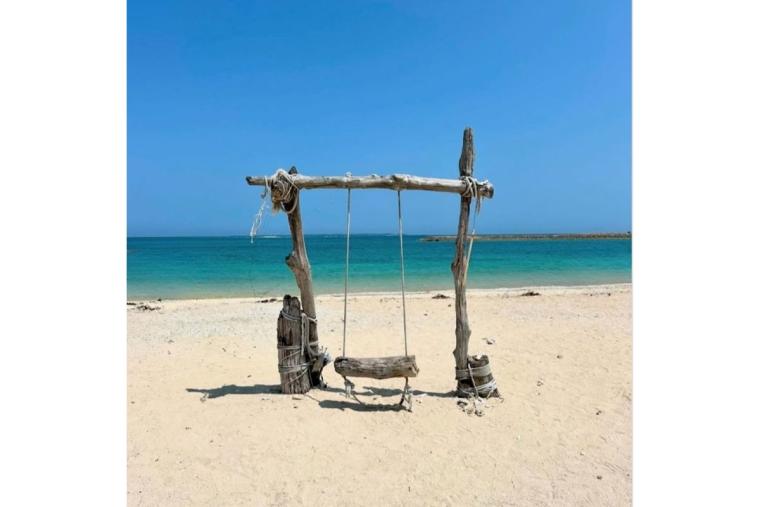 【沖縄】海の上を飛ぶ気分に！？ ”あざまサンサンビーチ”に海辺のブランコが登場！（南城市）