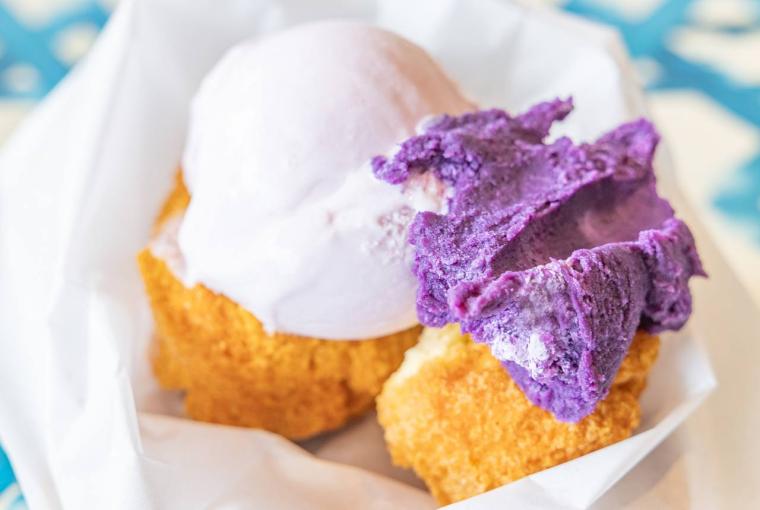 50 年以上レシピを受け継いだサーターアンダギー。アイスと自家製の紅芋クリームで「KAME ANDAGI（カメアンダギー）」（北谷町）