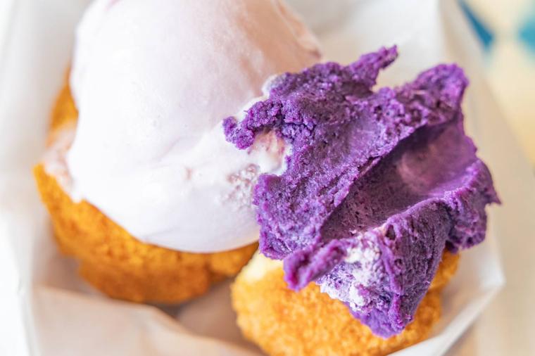 50 年以上レシピを受け継いだサーターアンダギー。アイスと自家製の紅芋クリームで「KAME ANDAGI（カメアンダギー）」（北谷町）