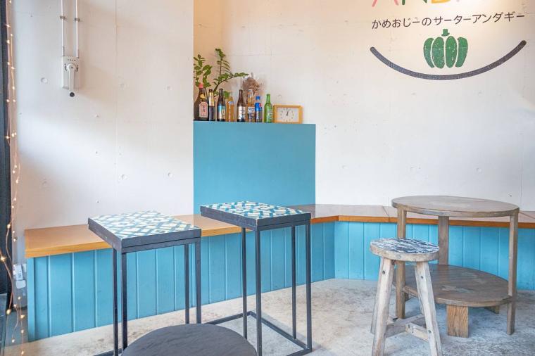 50 年以上レシピを受け継いだサーターアンダギー。アイスと自家製の紅芋クリームで「KAME ANDAGI（カメアンダギー）」（北谷町）