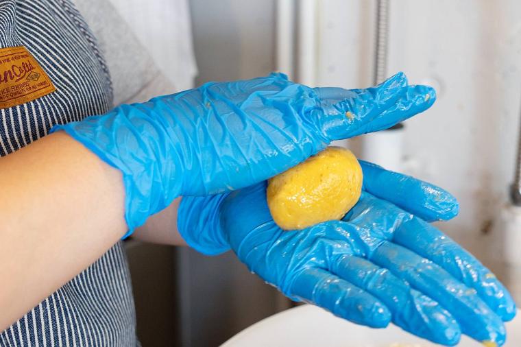 50 年以上レシピを受け継いだサーターアンダギー。アイスと自家製の紅芋クリームで「KAME ANDAGI（カメアンダギー）」（北谷町）