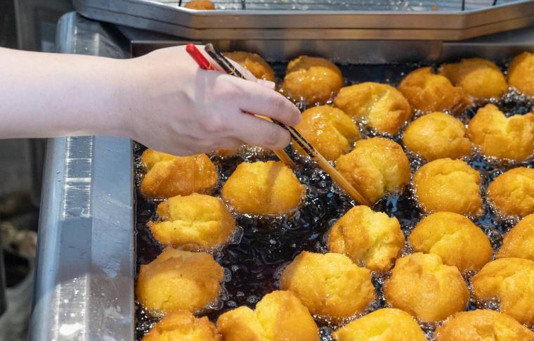 50 年以上レシピを受け継いだサーターアンダギー。アイスと自家製の紅芋クリームで「KAME ANDAGI（カメアンダギー）」（北谷町）