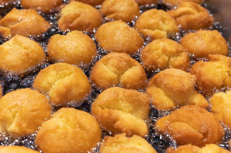 50 年以上レシピを受け継いだサーターアンダギー。アイスと自家製の紅芋クリームで「KAME ANDAGI（カメアンダギー）」（北谷町）