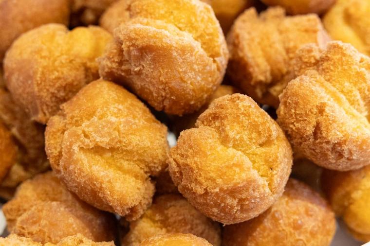 50 年以上レシピを受け継いだサーターアンダギー。アイスと自家製の紅芋クリームで「KAME ANDAGI（カメアンダギー）」（北谷町）