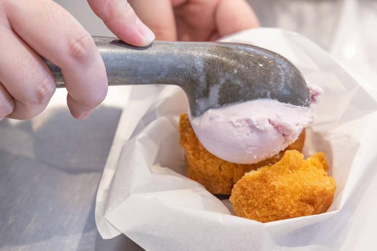 50 年以上レシピを受け継いだサーターアンダギー。アイスと自家製の紅芋クリームで「KAME ANDAGI（カメアンダギー）」（北谷町）