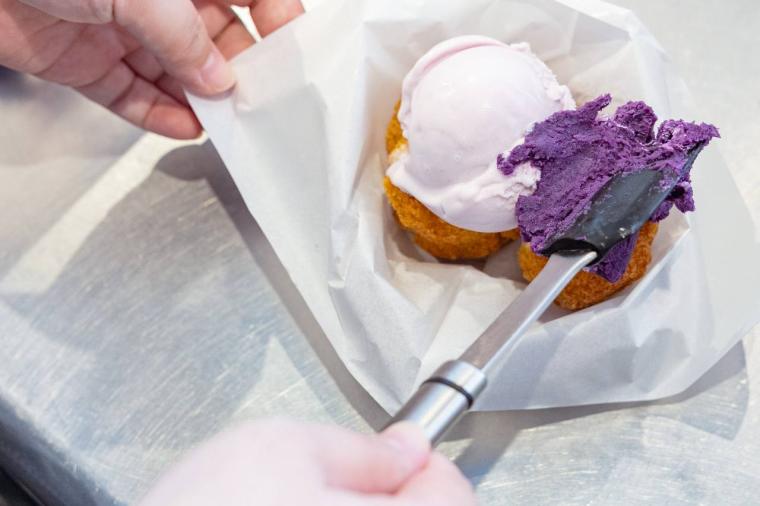 50 年以上レシピを受け継いだサーターアンダギー。アイスと自家製の紅芋クリームで「KAME ANDAGI（カメアンダギー）」（北谷町）