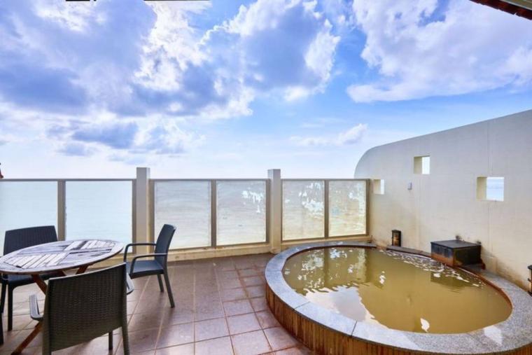 50 年以上レシピを受け継いだサーターアンダギー。アイスと自家製の紅芋クリームで「KAME ANDAGI（カメアンダギー）」（北谷町）