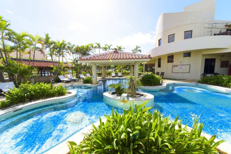 50 年以上レシピを受け継いだサーターアンダギー。アイスと自家製の紅芋クリームで「KAME ANDAGI（カメアンダギー）」（北谷町）