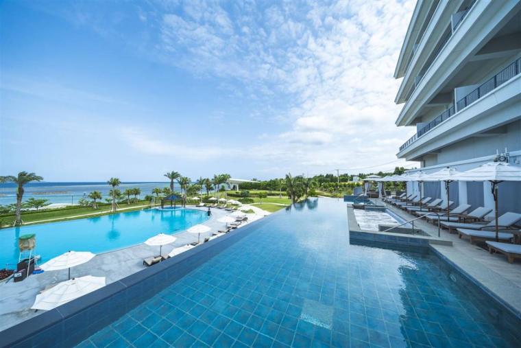 50 年以上レシピを受け継いだサーターアンダギー。アイスと自家製の紅芋クリームで「KAME ANDAGI（カメアンダギー）」（北谷町）