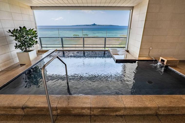 50 年以上レシピを受け継いだサーターアンダギー。アイスと自家製の紅芋クリームで「KAME ANDAGI（カメアンダギー）」（北谷町）