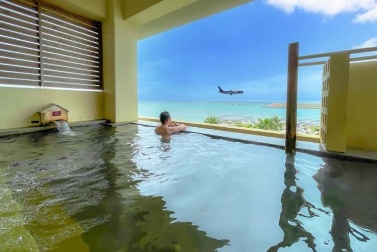 50 年以上レシピを受け継いだサーターアンダギー。アイスと自家製の紅芋クリームで「KAME ANDAGI（カメアンダギー）」（北谷町）