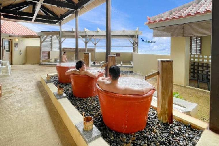 50 年以上レシピを受け継いだサーターアンダギー。アイスと自家製の紅芋クリームで「KAME ANDAGI（カメアンダギー）」（北谷町）