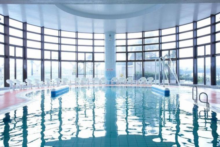 50 年以上レシピを受け継いだサーターアンダギー。アイスと自家製の紅芋クリームで「KAME ANDAGI（カメアンダギー）」（北谷町）