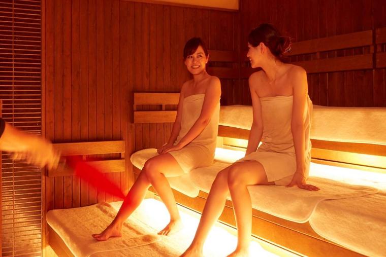 50 年以上レシピを受け継いだサーターアンダギー。アイスと自家製の紅芋クリームで「KAME ANDAGI（カメアンダギー）」（北谷町）